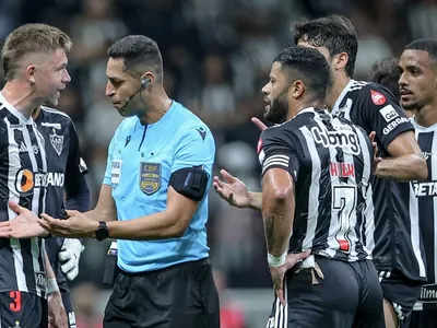 Denílson: “Hulk precisa tirar o pé na reclamação com a arbitragem e focar no futebol”