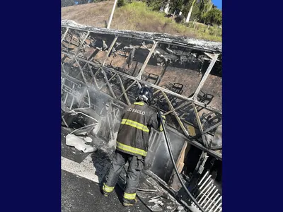 Ônibus fica totalmente destruído em incêndio na Rodovia dos Tamoios