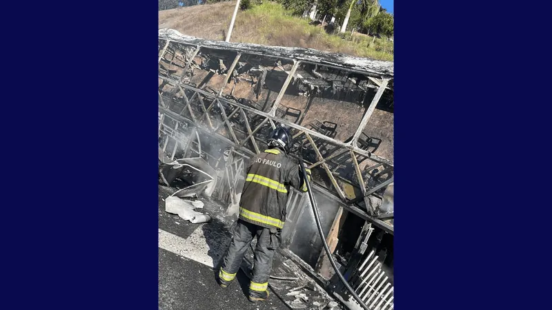 Ônibus fica totalmente destruído em incêndio na Rodovia dos Tamoios