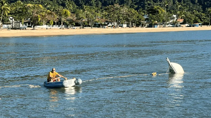 Idoso desaparece após barco afundar na Praia das Cigarras, em São Sebastião