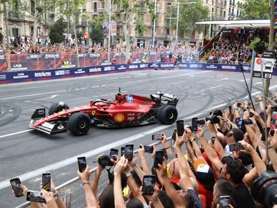 Carlos Sainz pilota carro de F1 nas ruas de Barcelona, sede do GP da Espanha