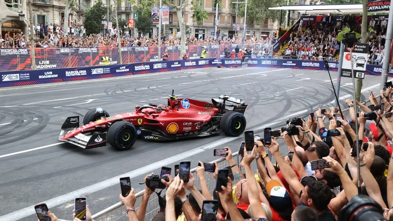 Carlos Sainz pilota carro de F1 nas ruas de Barcelona, sede do GP da Espanha