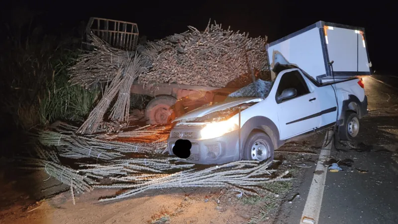 Homem morre e outro fica ferido após batida de um carro com um trator