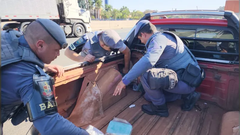 Mãe e filho são flagrados transportando tijolos de crack em rodovia de Americana