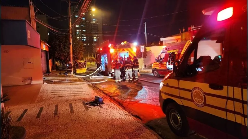 Corpo de Bombeiros controla incêndio em gráfica de Piracicaba