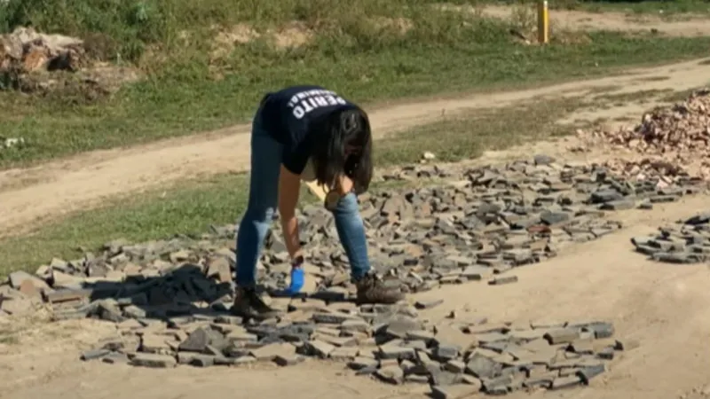 Polícia busca quem tapou buracos de rua com lápides de cemitério no RJ