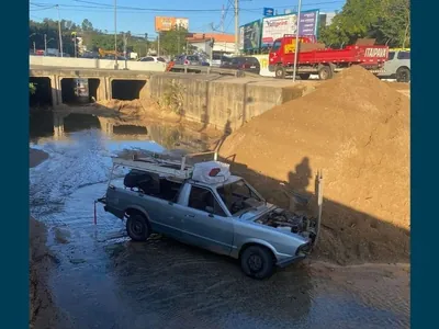 Vídeo: carro desgovernado cai dentro de córrego em Valinhos