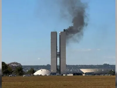 Fumaça densa no Congresso assusta moradores de Brasília