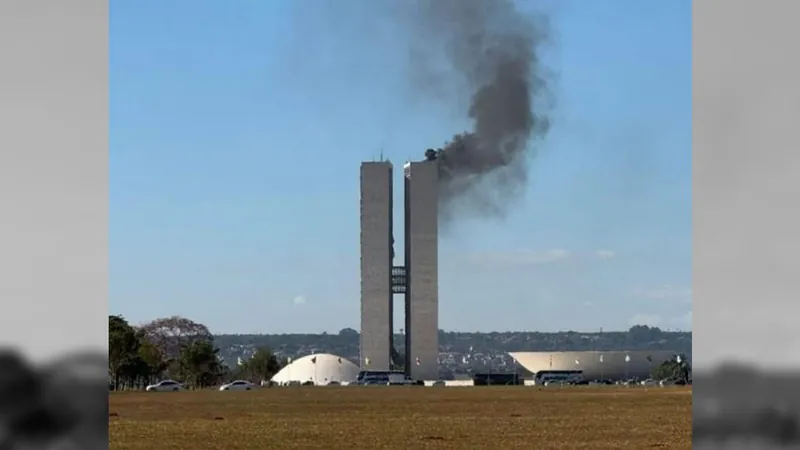 Fumaça densa no Congresso assusta moradores de Brasília