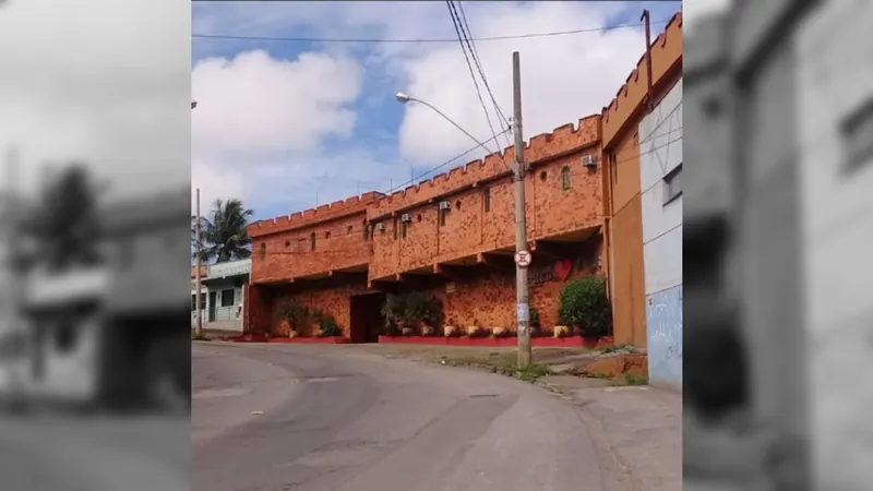 Dupla assalta motel com simulacro de arma e cliente reage