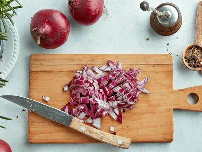 Descubra o melhor jeito de cortar cebola em cubinhos perfeitos