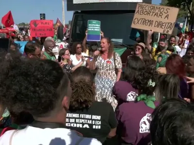 Manifestantes fazem ato contra “PL do Aborto” na praia de Copacabana (RJ)