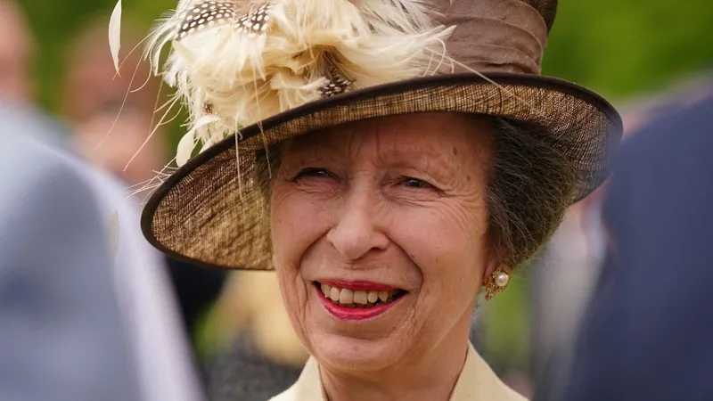 Princesa Anne, irmã de Charles III, sofre concussão e é internada na Inglaterra