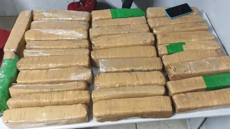 Homem é preso com 30 tabletes de maconha dentro de ônibus