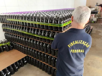 Fiscais apreendem 32 mil litros de vinho falsificado no Paraná