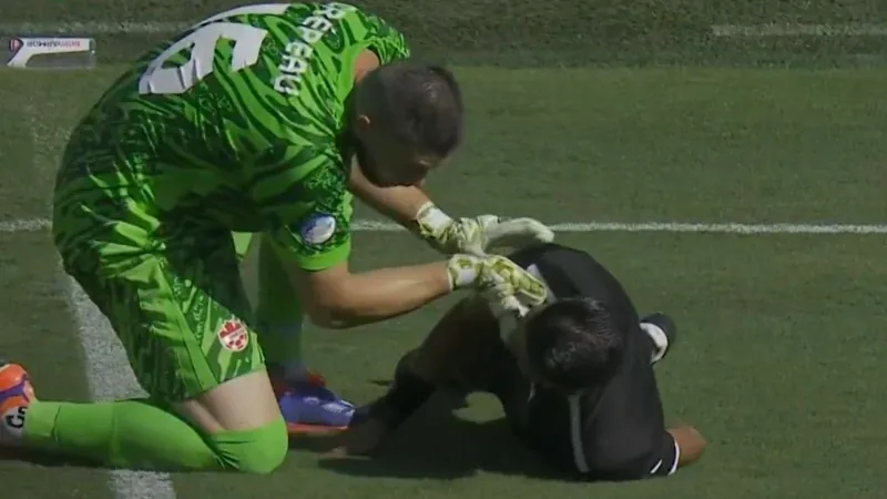 Assistente desmaia e é socorrido por goleiro durante jogo entre Canadá e Peru