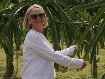 Ex-professora que largou tudo criou fazenda de pitaia vendo aulas no YouTube