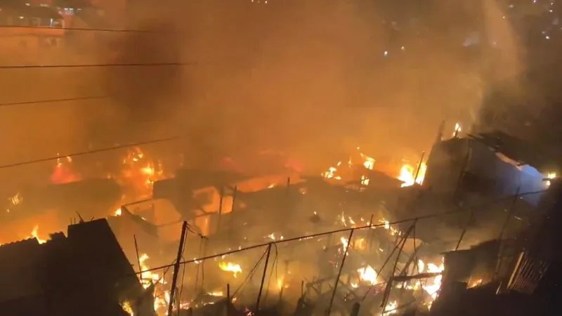 Incêndio em comunidade na Zona Sul de SP deixa mais de 190 desabrigados