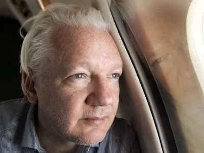 Após acordo com os EUA, Julian Assange deixa prisão no Reino Unido