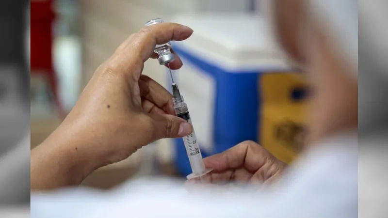 Vacinação contra variante da Covid-19 está disponível para grupos prioritários