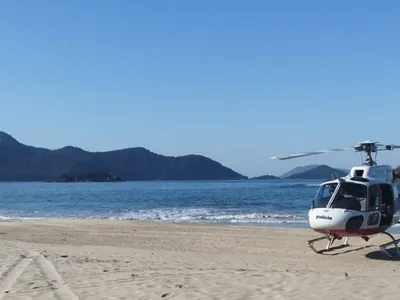 Idoso é resgatado pelo helicóptero Águia, após sofrer um AVC, em Ilhabela