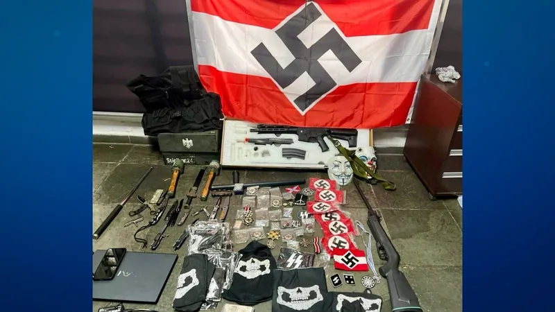 Polícia apreende armas e materiais com símbolos nazistas em condomínio de SP