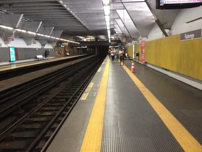 Estação de metrô do Flamengo é reaberta após incêndio na área externa