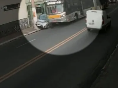 Vídeo: motorista sai de carro segundos antes de veículo ser esmagado por ônibus