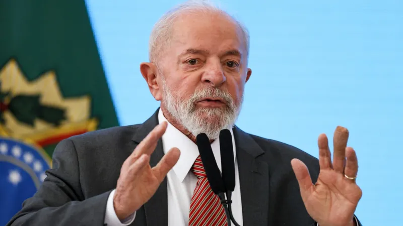 Após alta do dólar, Lula volta a defender números da economia