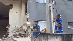 Secretaria de Ordem Pública demole prédio irregular no Recreio dos Bandeirantes