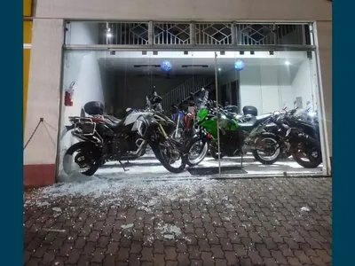 PM prende homem e apreende adolescentes em tentativa de furto a loja de motos
