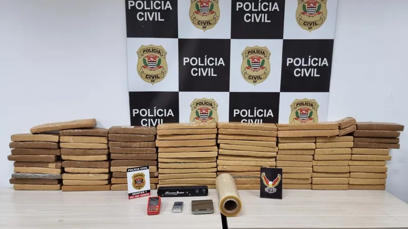 Polícia Civil estoura casa bomba e apreende mais de 80kg de drogas em São José