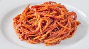 Espaguete à assassina: massa cozida no próprio molho é muito fácil de fazer