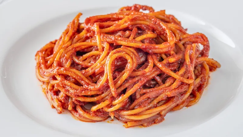 Espaguete à assassina: massa cozida no próprio molho é muito fácil de fazer