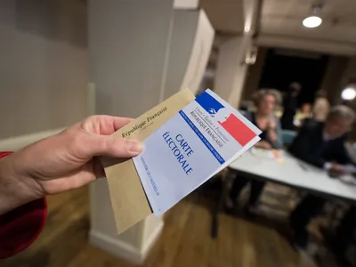 França vai às urnas com favoritismo da extrema direita
