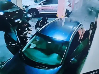 Criminosos invadem garagem para roubar carro na Tijuca; VÍDEO