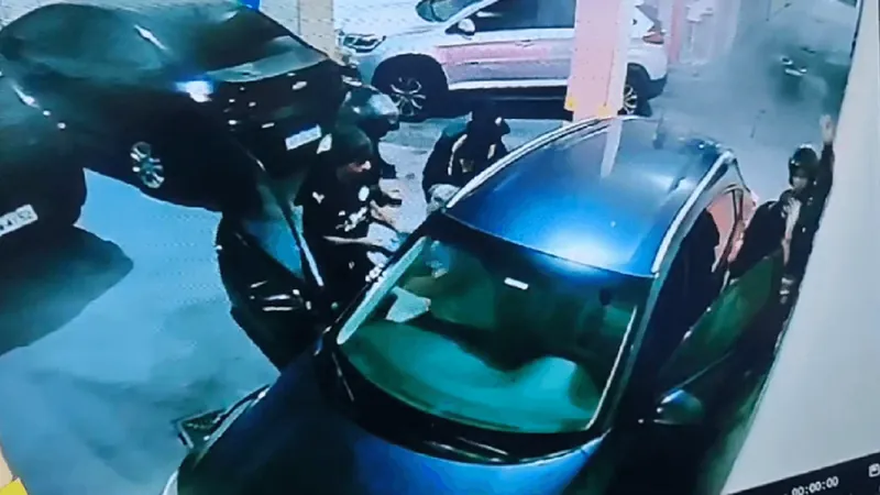 Criminosos invadem garagem para roubar carro na Tijuca; VÍDEO