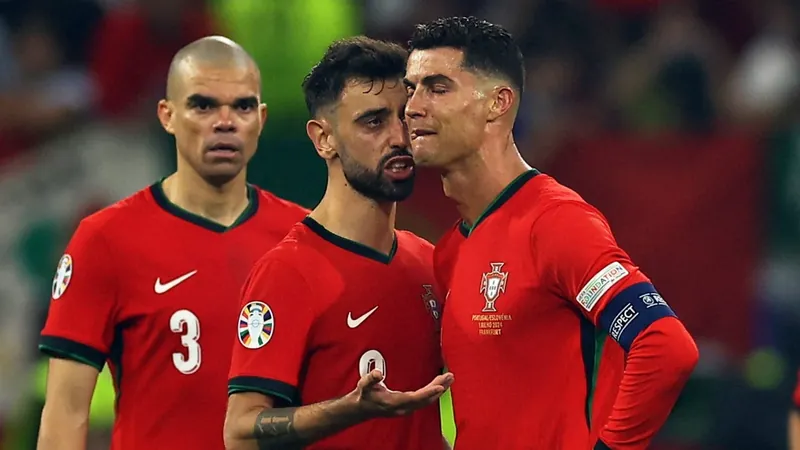 Cristiano Ronaldo chora após perder pênalti, mas Portugal avança na Euro