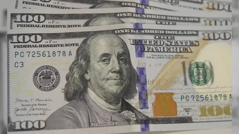 Dólar fecha a R$ 5,65 em dia de críticas ao Banco Central e novos dados
