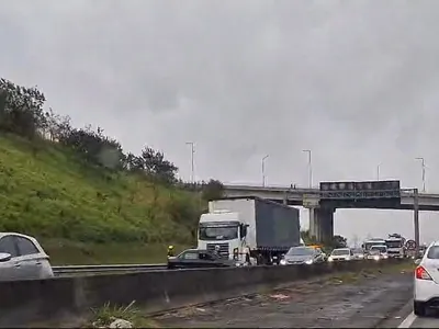 Motorista sem habilitação sofre acidente na Dutra em São José dos Campos