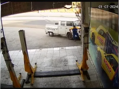 Vídeo: Kombi desgovernada atropela funcionários de loja em Itu