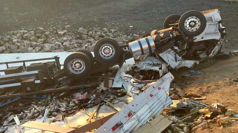 Motorista morre após caminhão carregado de óleo tombar na SP-300, em Jundiaí