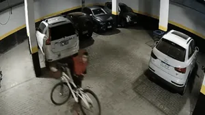 Criminosos furtam três biciclestas em menos de 10 minutos dentro de prédio no RJ