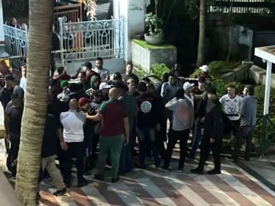 Torcedores do Fluminense invadem sede do clube e protestam contra má fase