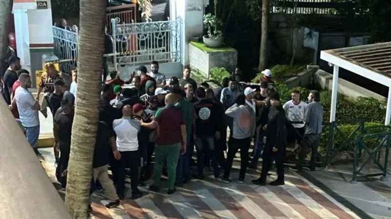 Torcedores do Fluminense invadem sede do clube e protestam contra má fase