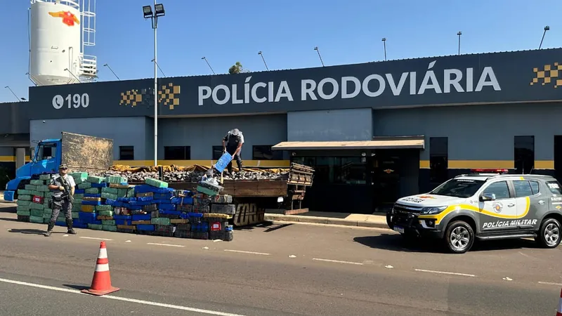 Caminhão é apreendido com duas toneladas de maconha