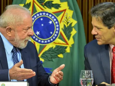 Governo discute maneiras para controlar a alta do dólar no Brasil