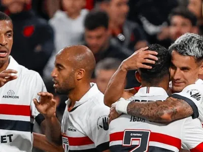 Calleri aproveita erro de rival, São Paulo vence o Atletico-PR e entra no G-4
