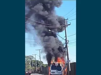 Vídeo: van da Secretaria de Saúde de Indaiatuba pega fogo