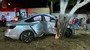 Motorista fica em estado grave após bater carro contra poste e árvore em Limeira